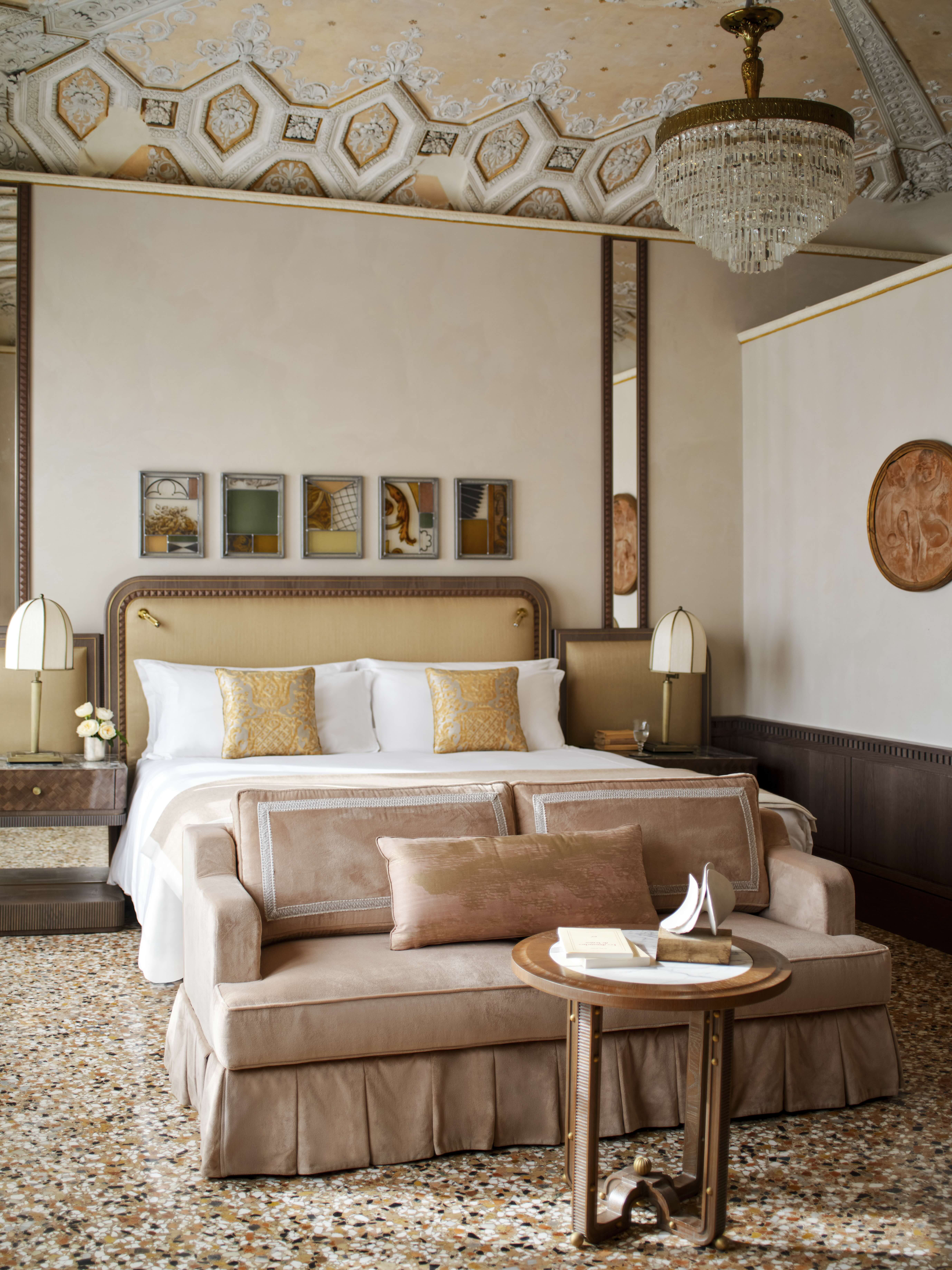 Image of the Deluxe Room, image courtesy of Orient Express Venezia, Giulio Ghirardi