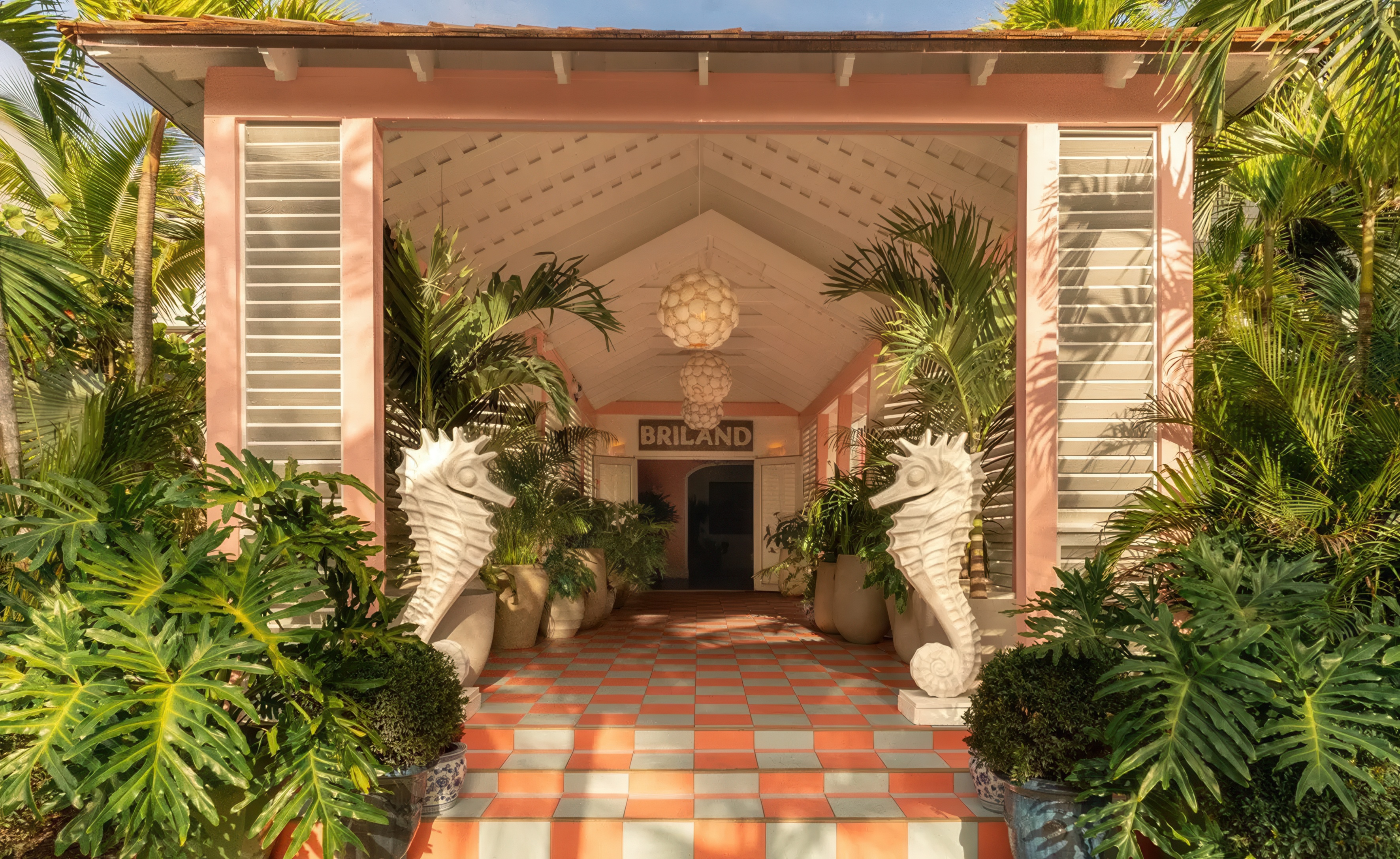 Image of the Property Entrance, image courtesy of Coral Sands Inn & Cottages