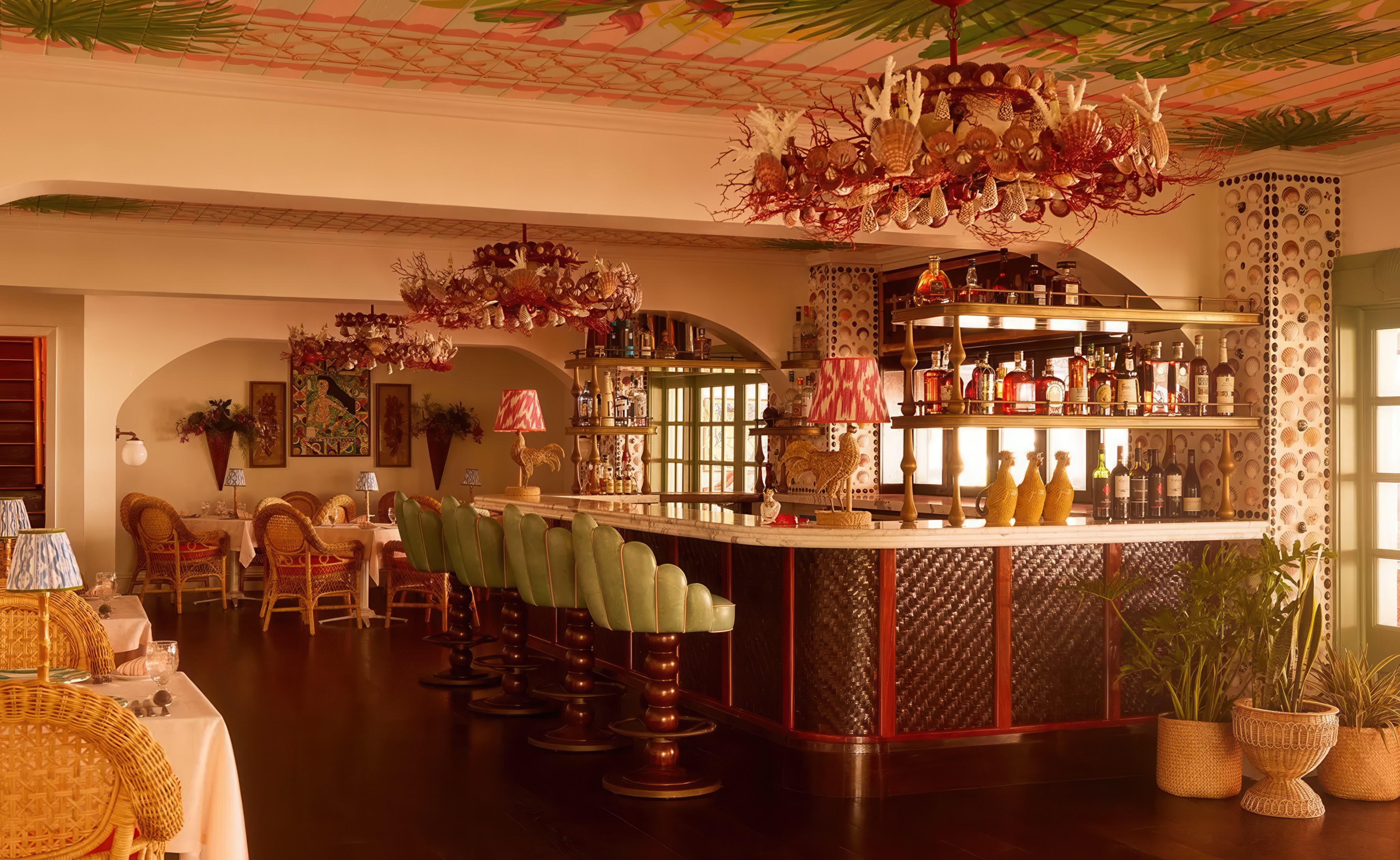 Image of The Pink Mermaid Bar, image courtesy of Coral Sands Inn & Cottages