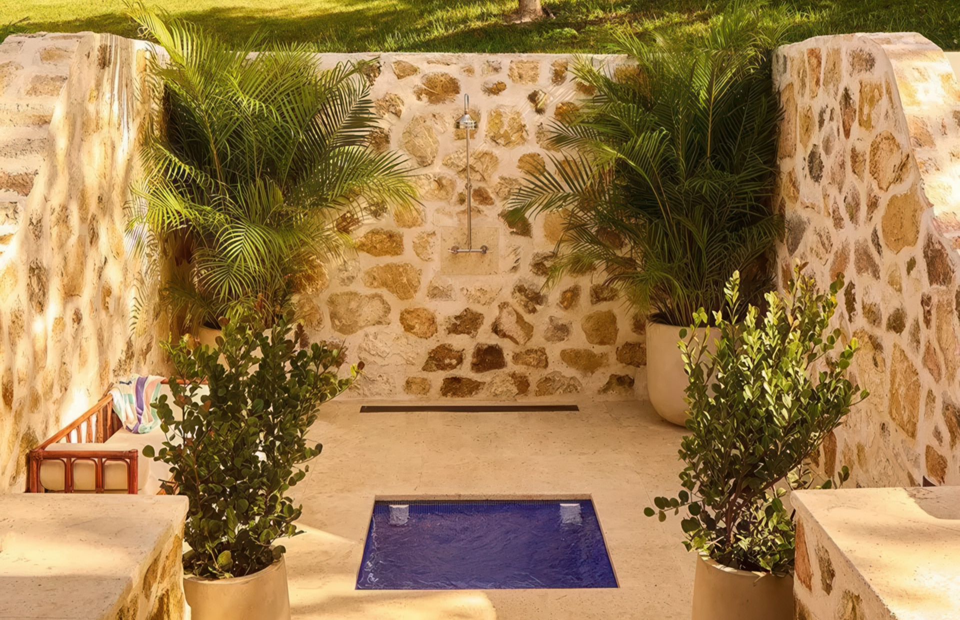 Image of a plunge pool, image courtesy of Coral Sands Inn & Cottages