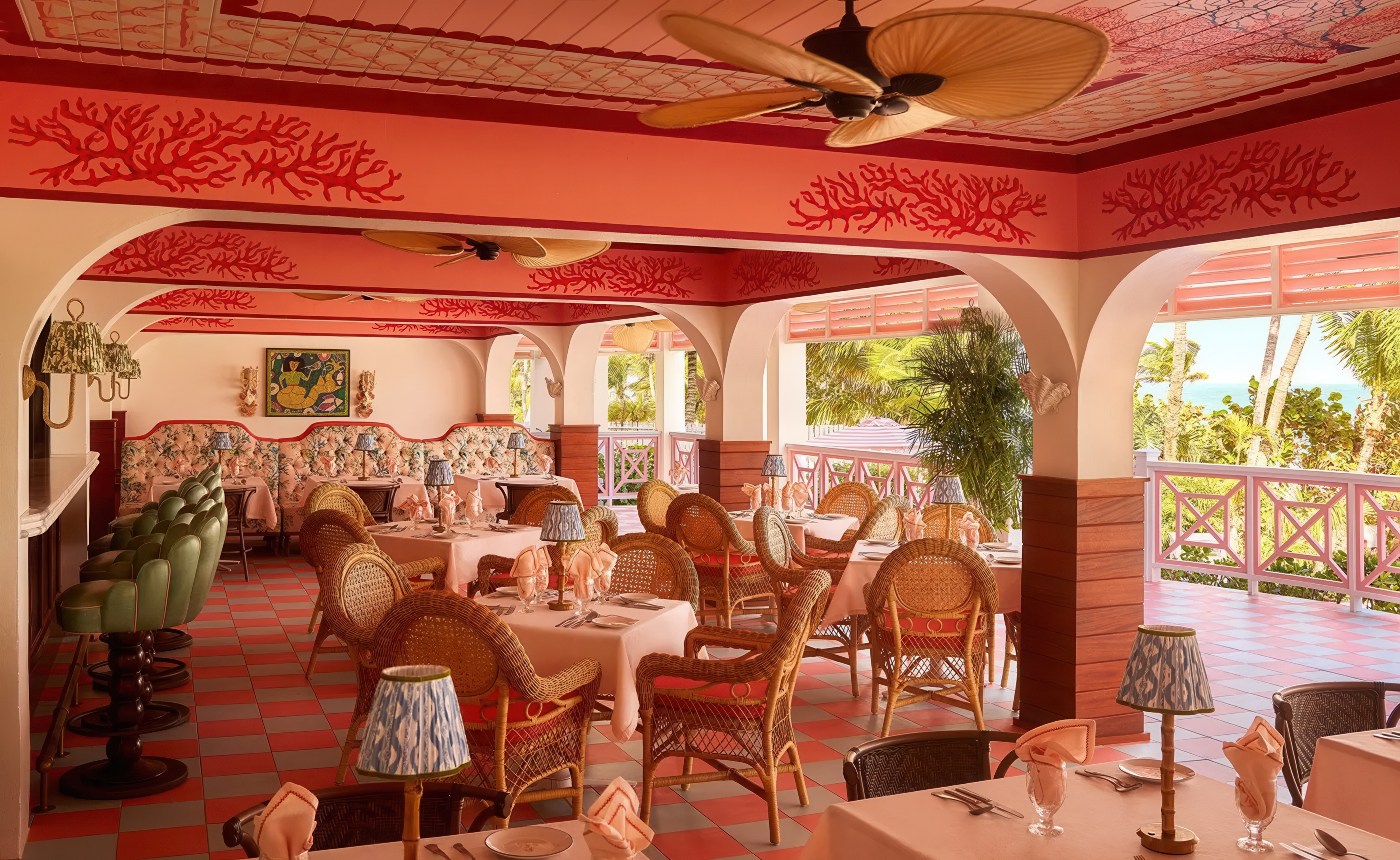 Image of The Pink Mermaid Exterior Dining, image courtesy of Coral Sands Inn & Cottages